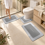 Conjunto Home Cinza-claro com três tapetes, ambientado em banheiro