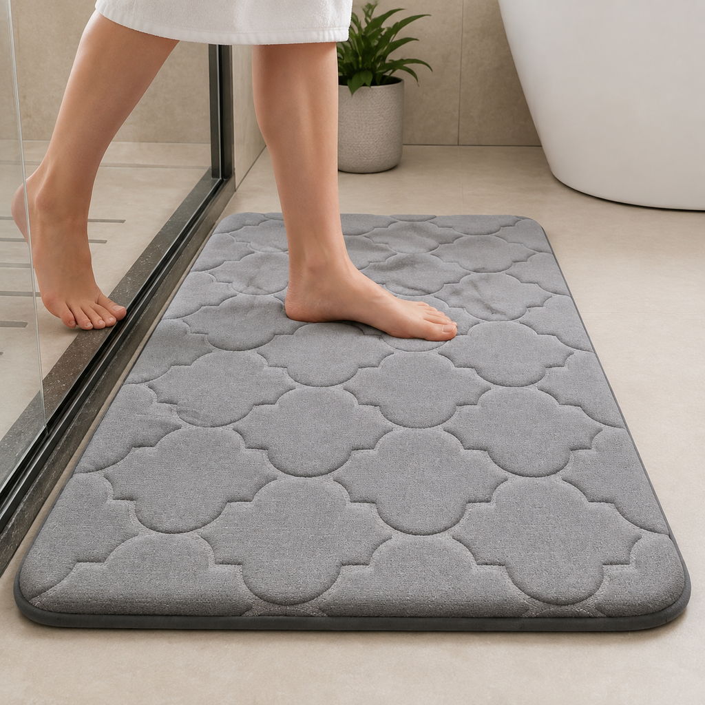 Tapete para banheiro antiderrapante Memory Foam cinza em ambiente moderno