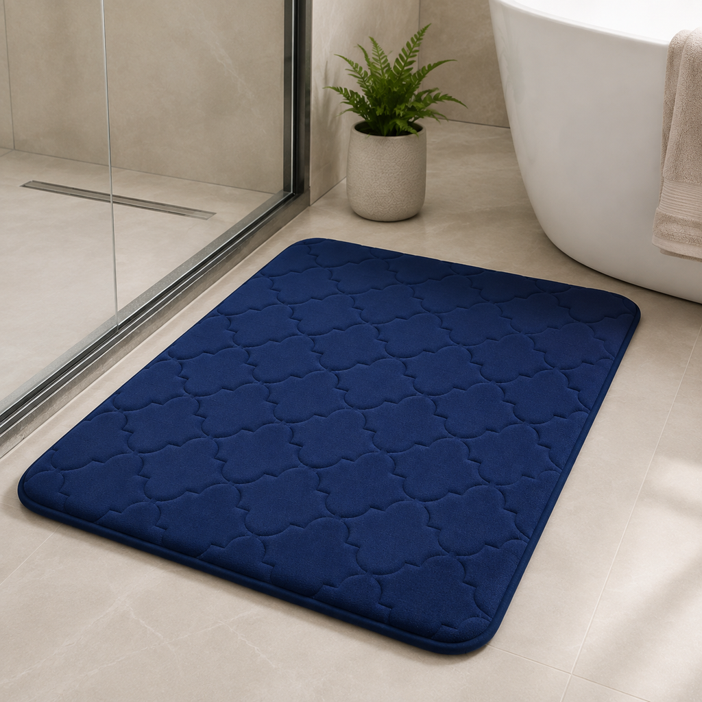 Tapete para banheiro antiderrapante Memory Foam azul-marinho ao lado do box